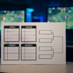 Bagan turnamen esports dengan tabel grup dan bagan sistem Swiss di atas meja